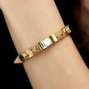 Davika Bangle